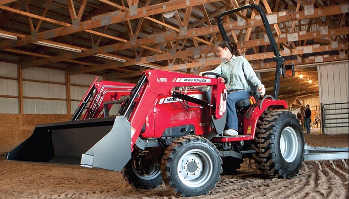 2013_Massey_Ferguson_1500_Series_Compact_Tractor_MF_1526_-_248_HP_-_Resized