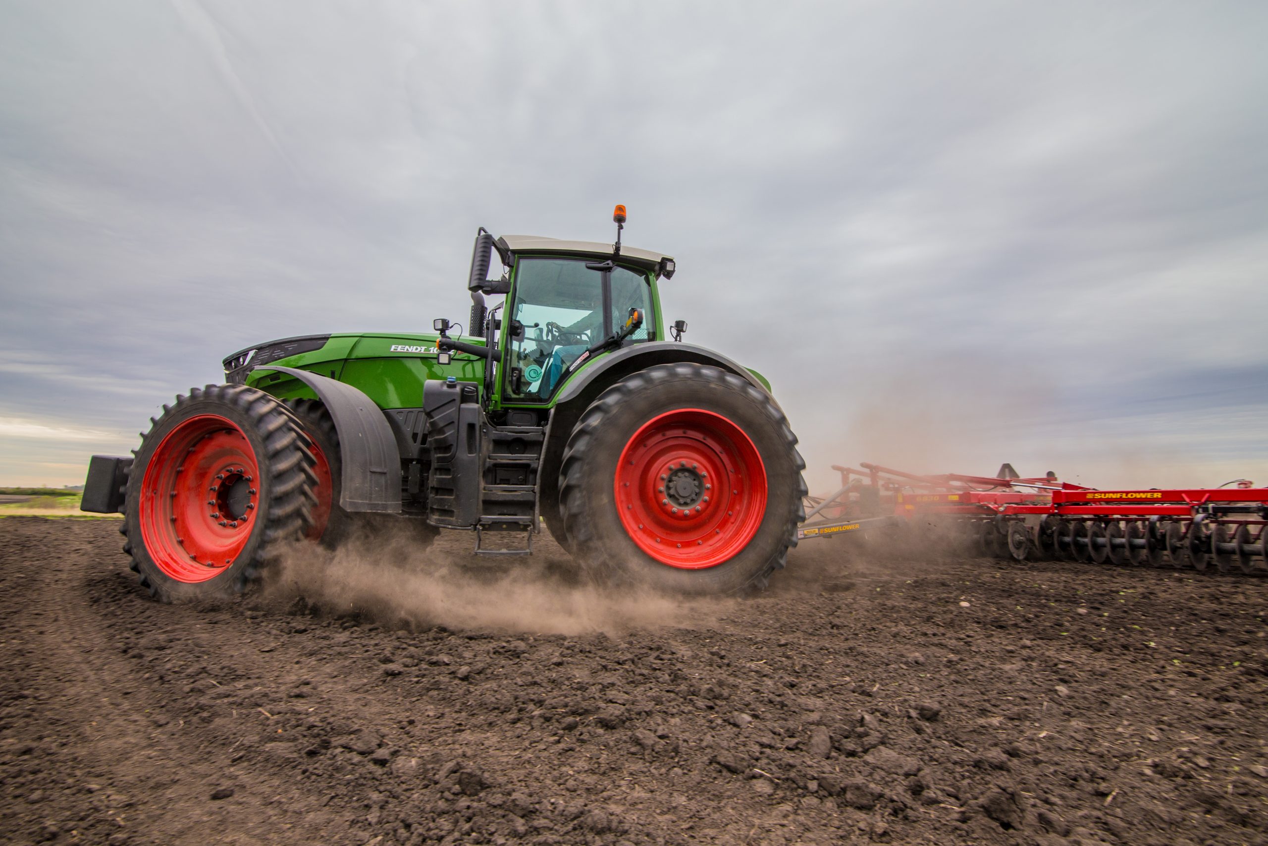Fendt-1042-with-Sunflower-6830-Tillage-IMG-8954-scaled