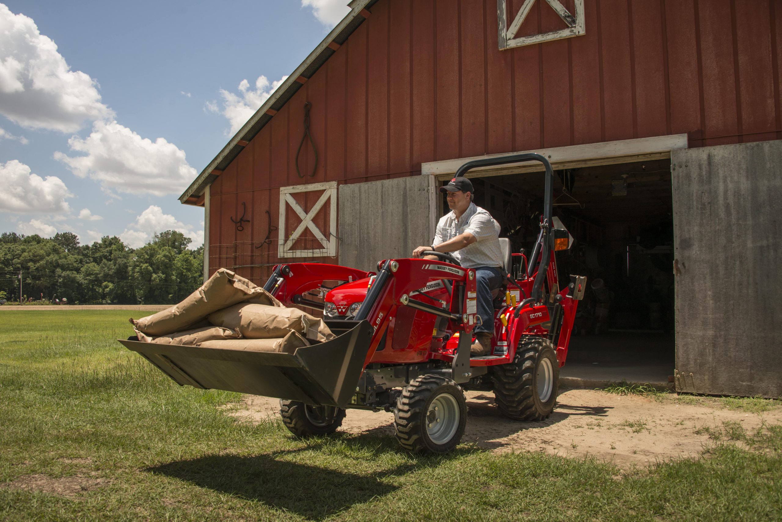 Massey-Ferguson-GC1700-Series-GC1710-Tractor-DL95-Loader-TLB-Barn-Alabama-2015-DSC_2041-min-scaled